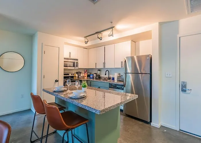 Spacious 2bd Urban Oasis Pool Gym Free Parking *
