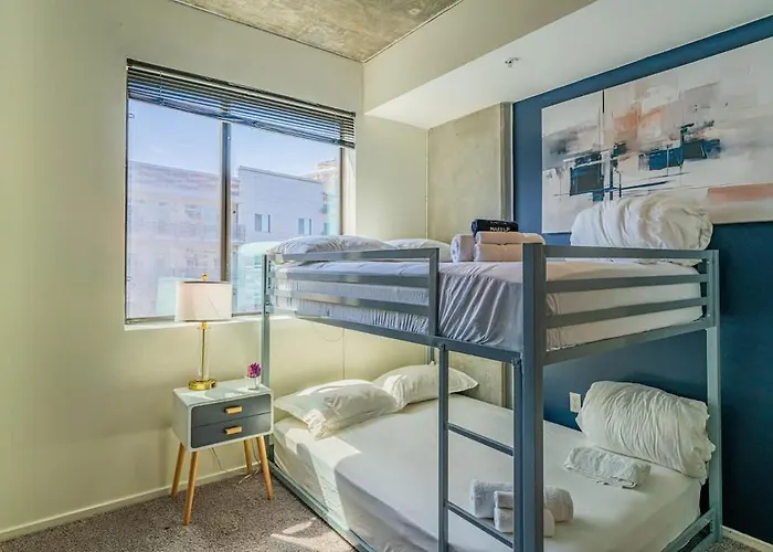 Spacious 2bd Urban Oasis Pool Gym Free Parking *