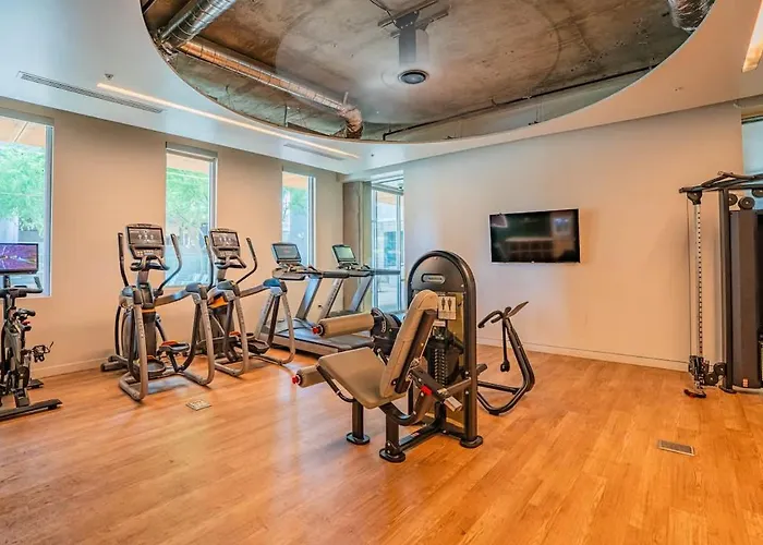 Spacious 2bd Urban Oasis Pool Gym Free Parking *