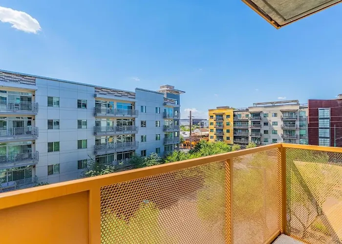 Spacious 2bd Urban Oasis Pool Gym Free Parking